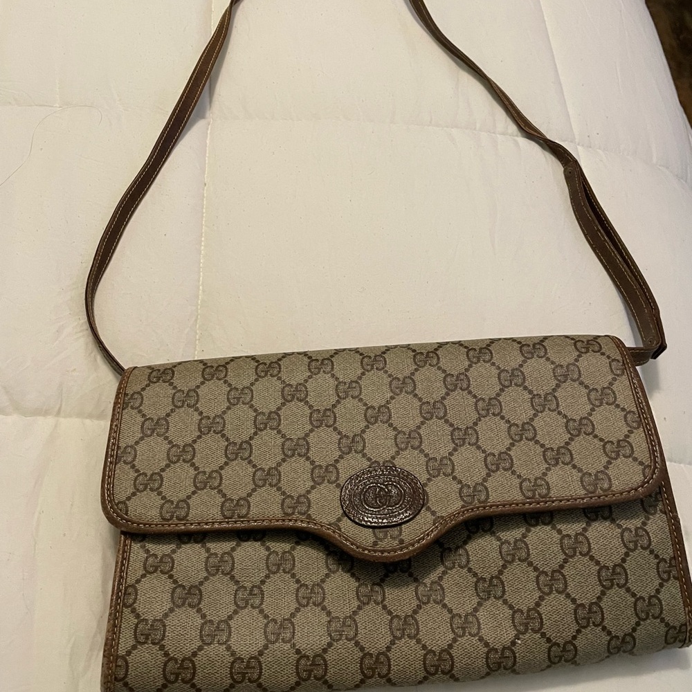 Gucci vintage shoulder bag, strap is removable can use as a clutch.